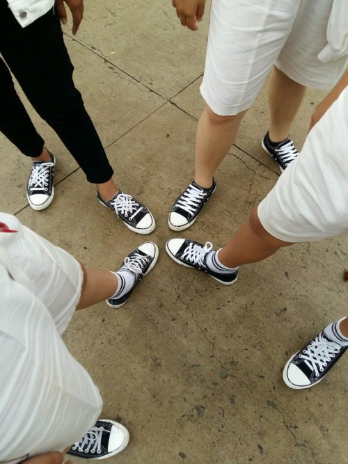 Trào lưu mới: Sau đồng phục lớp, đến lượt... dép lớp, giày lớp lên ngôi!